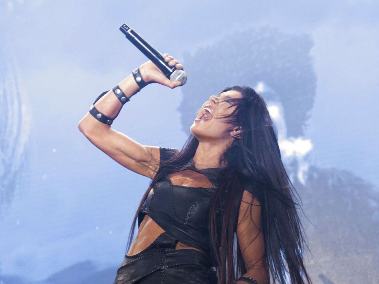 Руслана: После детального анализа каталога вьетнамской исполнительницы мы обнаружили, кроме "Диких танцев", еще не менее трех моих песен