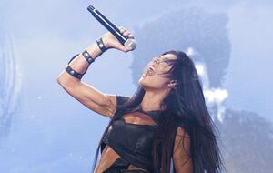 Руслана: После детального анализа каталога вьетнамской исполнительницы мы обнаружили, кроме "Диких танцев", еще не менее трех моих песен