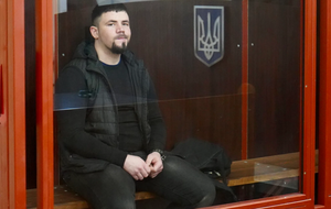 Обвинение Максиму Бобылеву содержит подробное описание шести эпизодов издевательства над побратимами в российском плену