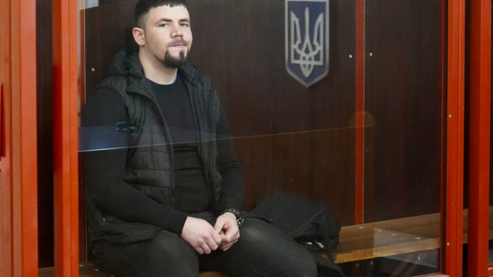 Обвинение Максиму Бобылеву содержит подробное описание шести эпизодов издевательства над побратимами в российском плену