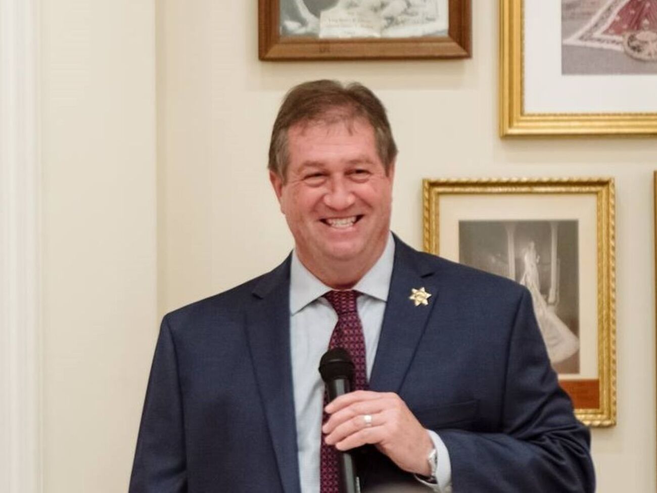 На подвір'ї в Берча з'явилися скелети в сомбреро й мексиканських пончо, які тікають через паркан від скелетів у футболках ICE