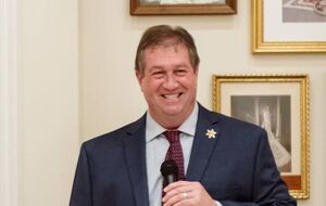 На подвір'ї в Берча з'явилися скелети в сомбреро й мексиканських пончо, які тікають через паркан від скелетів у футболках ICE