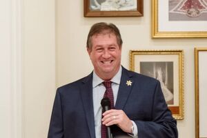 Во дворе у Берча появились скелеты в сомбреро и мексиканских пончо, бегущие через забор от скелетов в футболках ICE
