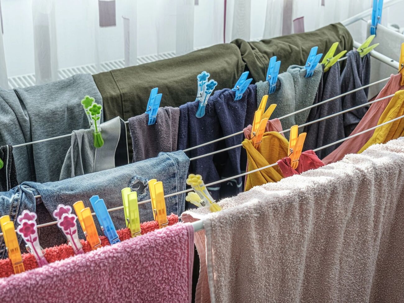 Вместо того, чтобы развешивать одежду на батареи, воспользуйтесь сушилкой для белья