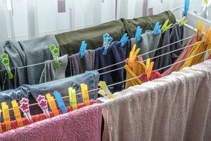 Вместо того, чтобы развешивать одежду на батареи, воспользуйтесь сушилкой для белья