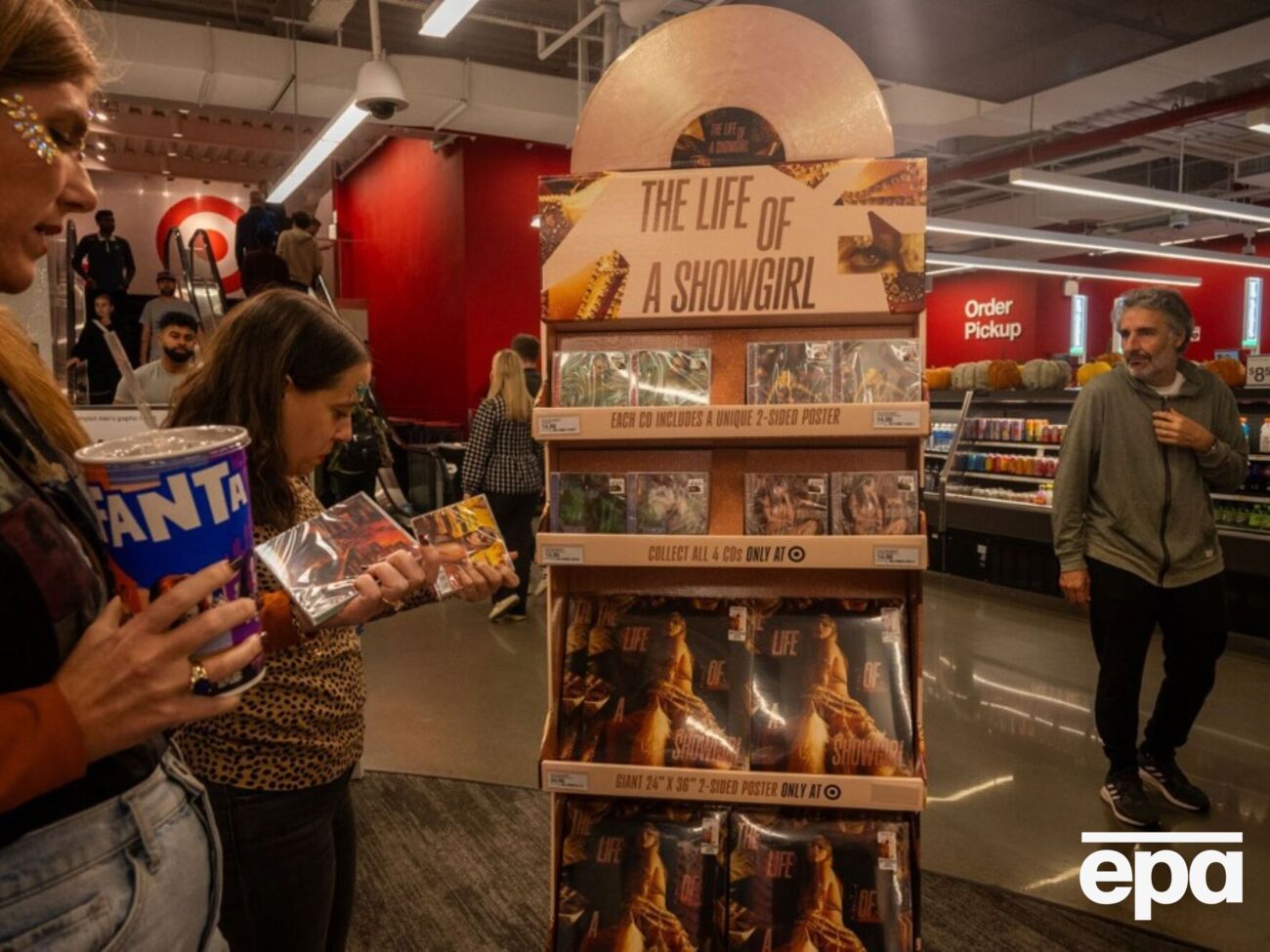 Премьера альбома The Life of a Showgirl состоялась 3 октября