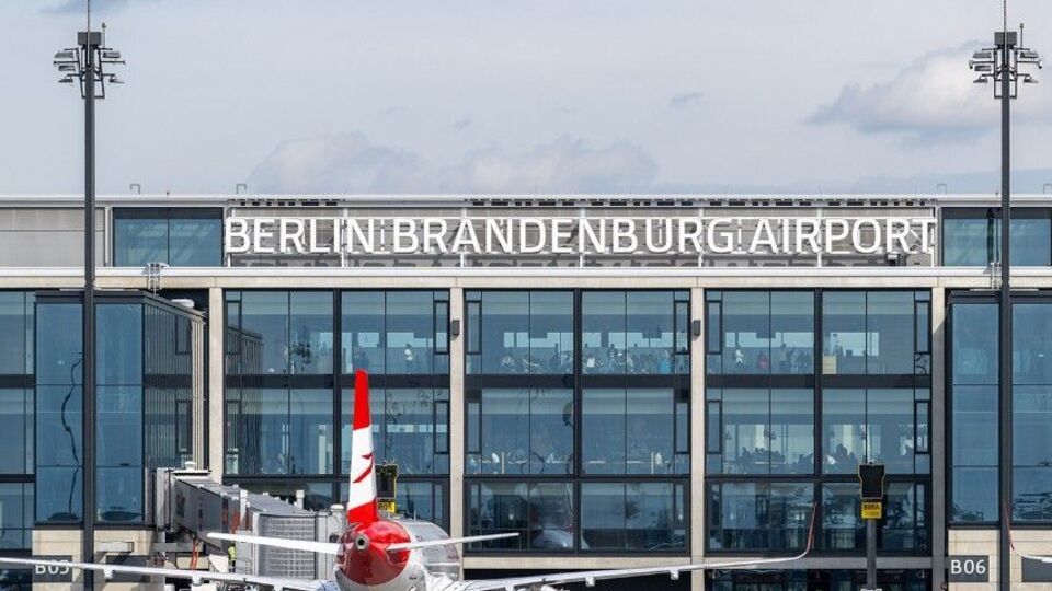 Работу аэропорта нарушил беспилотник