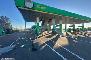 Ким отметил, что повреждены автозаправочная станция и машины возле нее