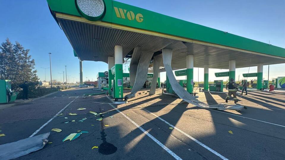 Кім зазначив, що пошкоджено автозаправну станцію й машини біля неї