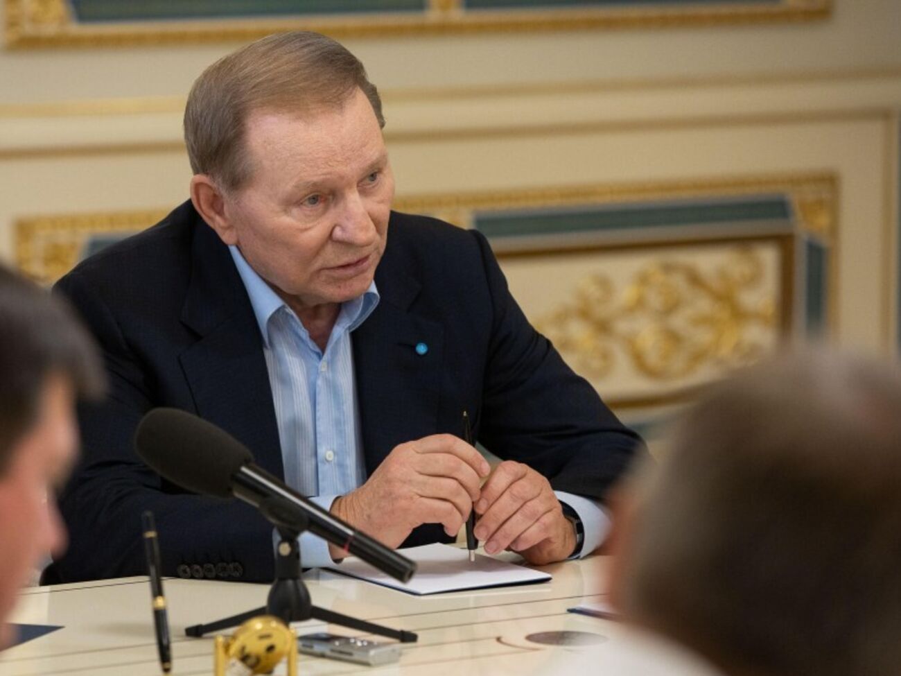 Експрезидент стверджує, що виїжджав лише на лікування