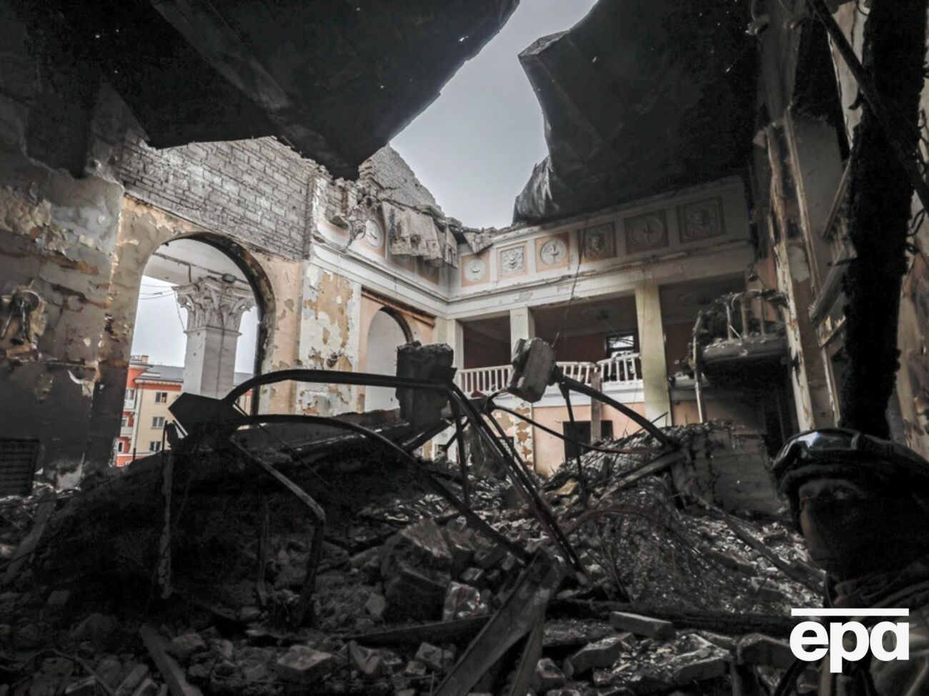 На драмтеатр в Мариуполе россияне сбросили мощные бомбы в 2022 году