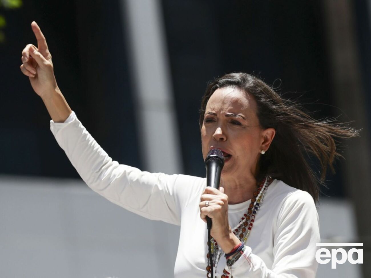 Мачадо считает, что Мадуро не оставит власть мирным путем