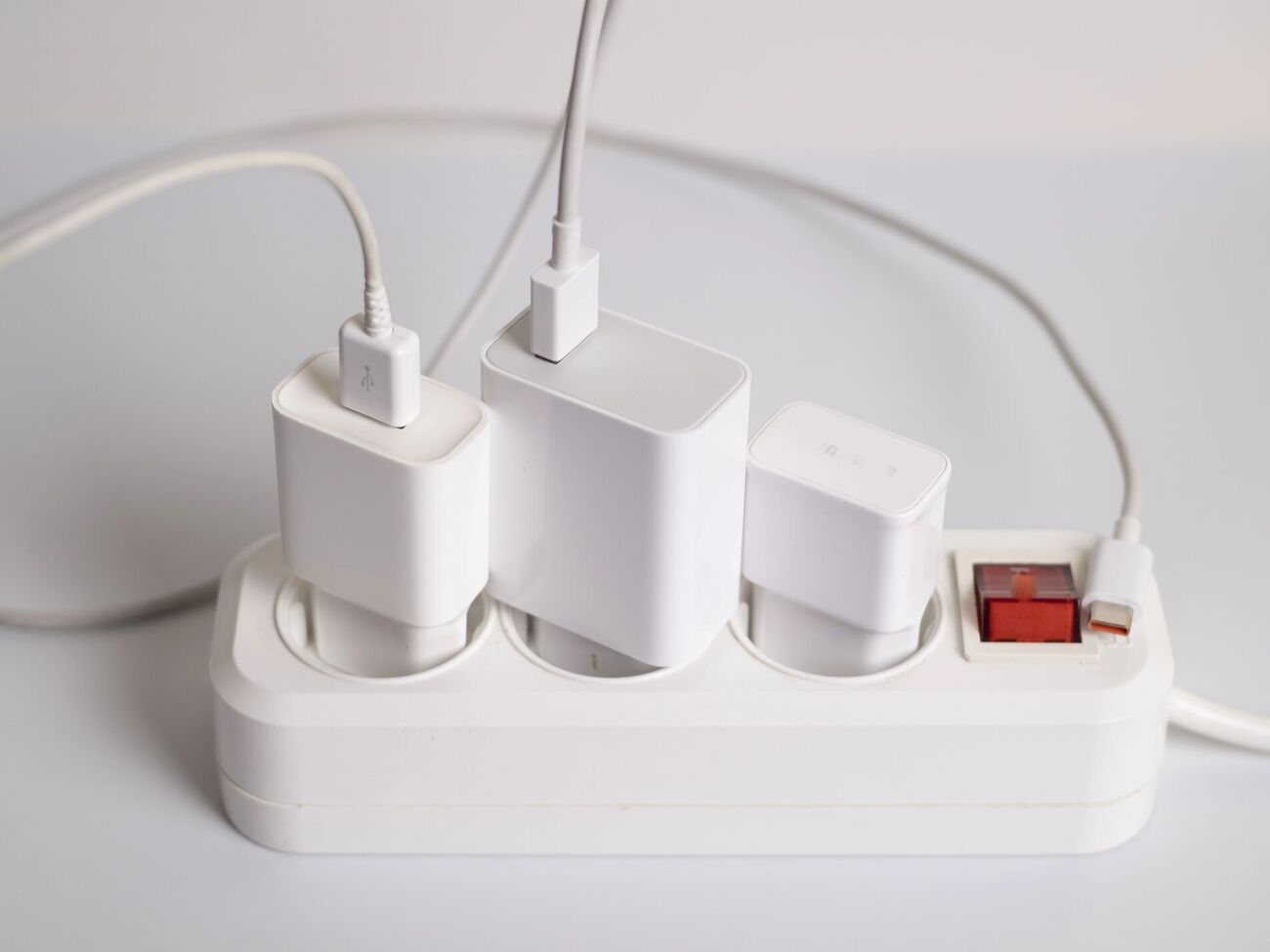 Плачков предупредил, что во время перепадов напряжения особенно опасны зарядные устройства и блоки питания