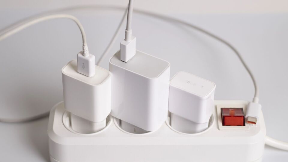 Плачков предупредил, что во время перепадов напряжения особенно опасны зарядные устройства и блоки питания