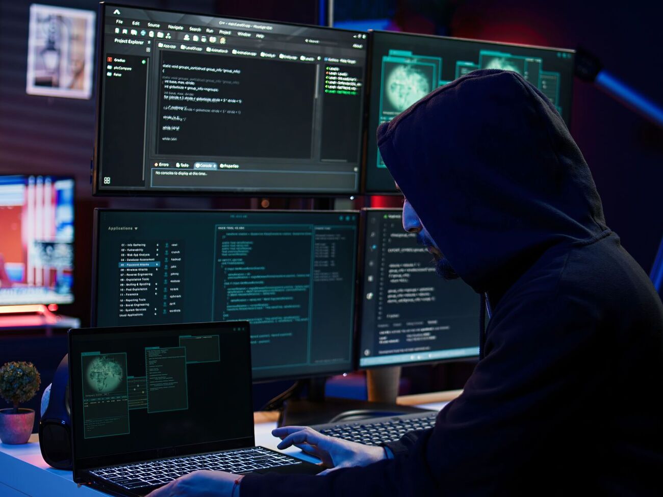 Відповідні служби Польщі намагаються усунути наслідки кібератаки, повідомив Гавковський