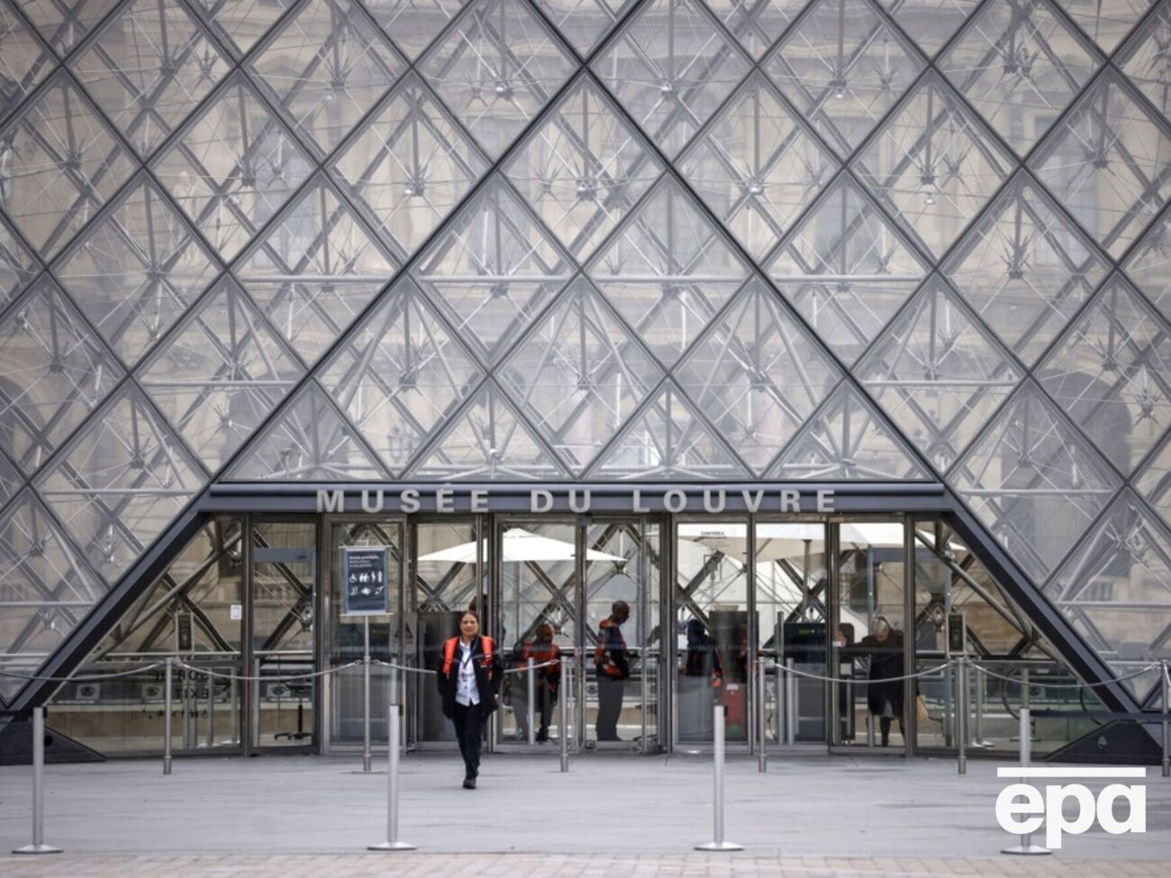 Среди обвиняемых в соучастии в краже из Лувра – 38-летняя женщина