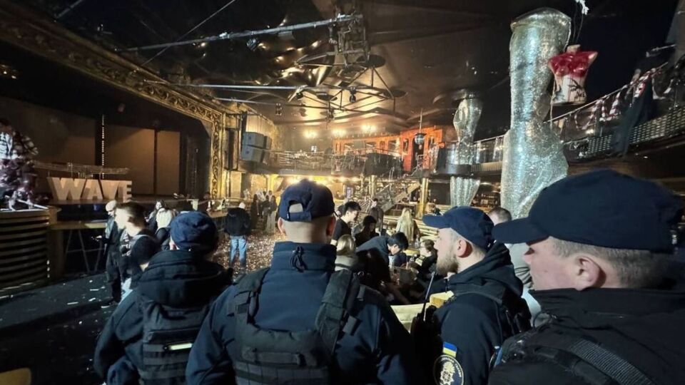 В клубе включили русскоязычную песню артистов, выступающих в Беларуси и РФ