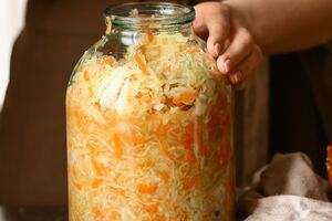 Для капусти знадобиться одна морквина