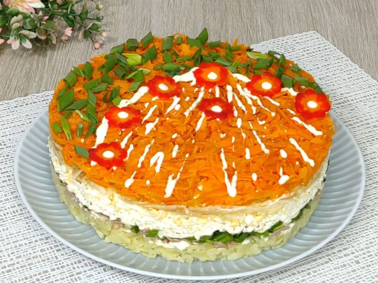 Декорируйте салат по вкусу с помощью моркови и зеленого лука