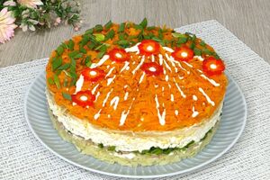 Декорируйте салат по вкусу с помощью моркови и зеленого лука