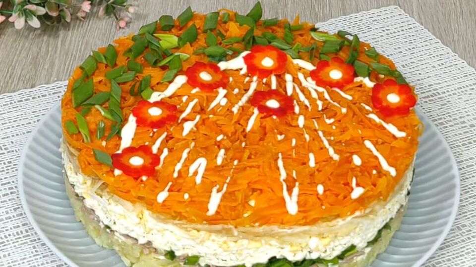 Декорируйте салат по вкусу с помощью моркови и зеленого лука