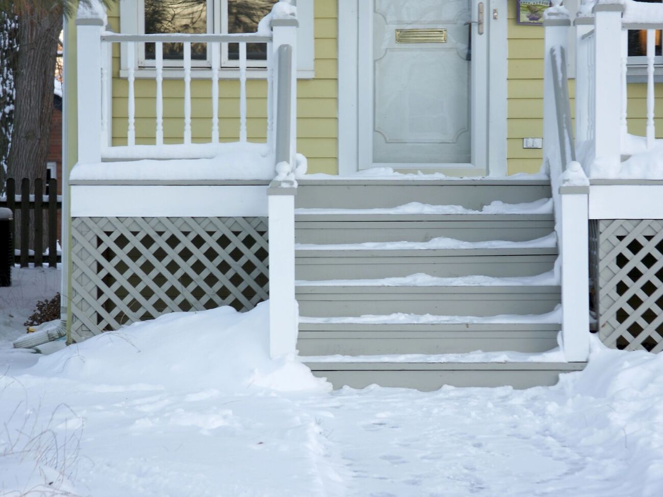 Дверь в доме на зиму можно утеплить вспененным каучуком
