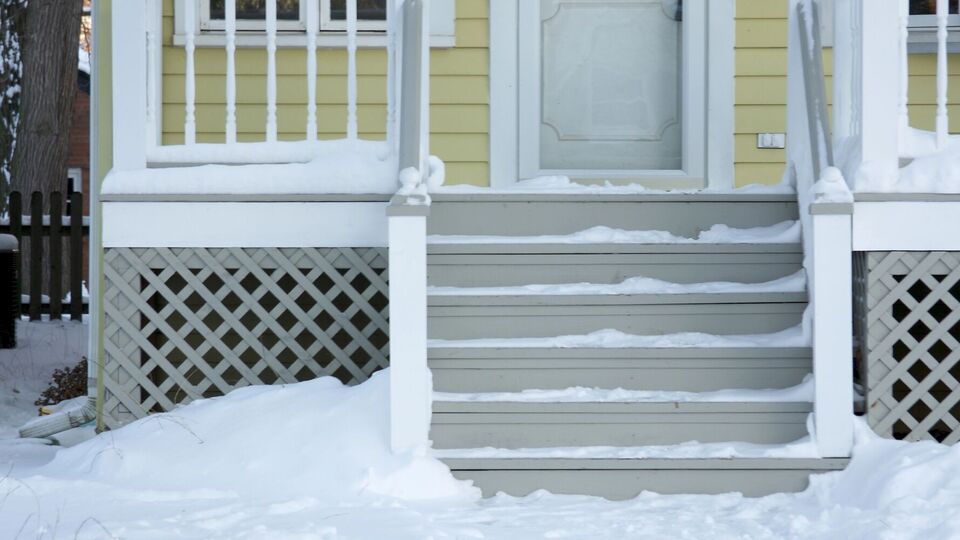 Дверь в доме на зиму можно утеплить вспененным каучуком