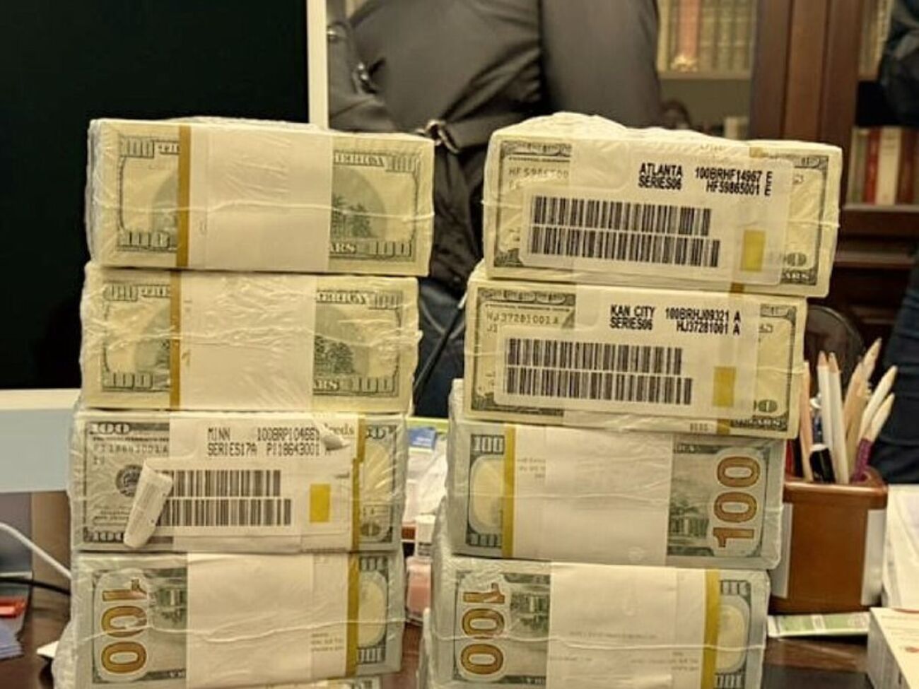 НАБУ опубликовала фото того, что, вероятно, изъяли при обыске