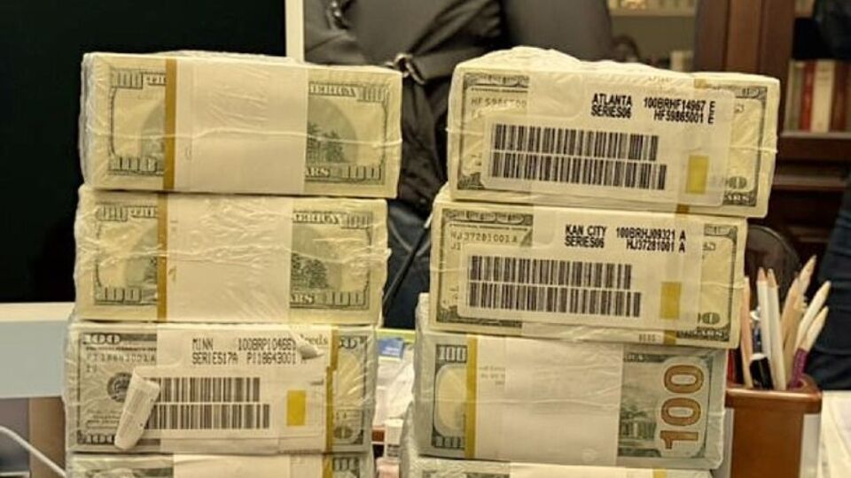 НАБУ опублікувало фото того, що, імовірно, вилучили під час обшуку