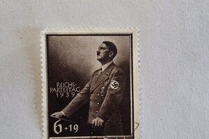 На частині марок зображено Гітлера