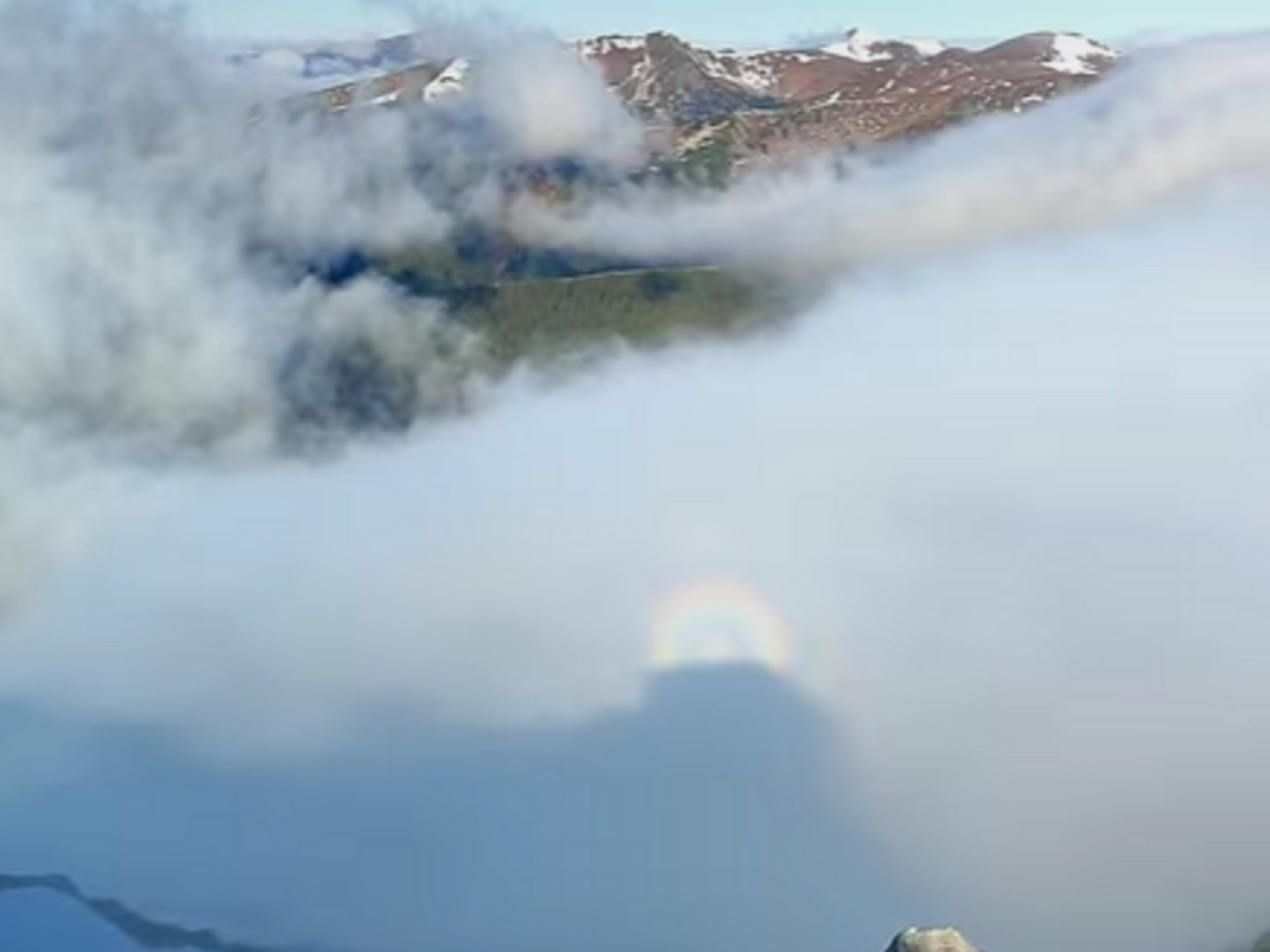 Вдали на Черногоре виднеется силуэт, который похож на "призрак" человека