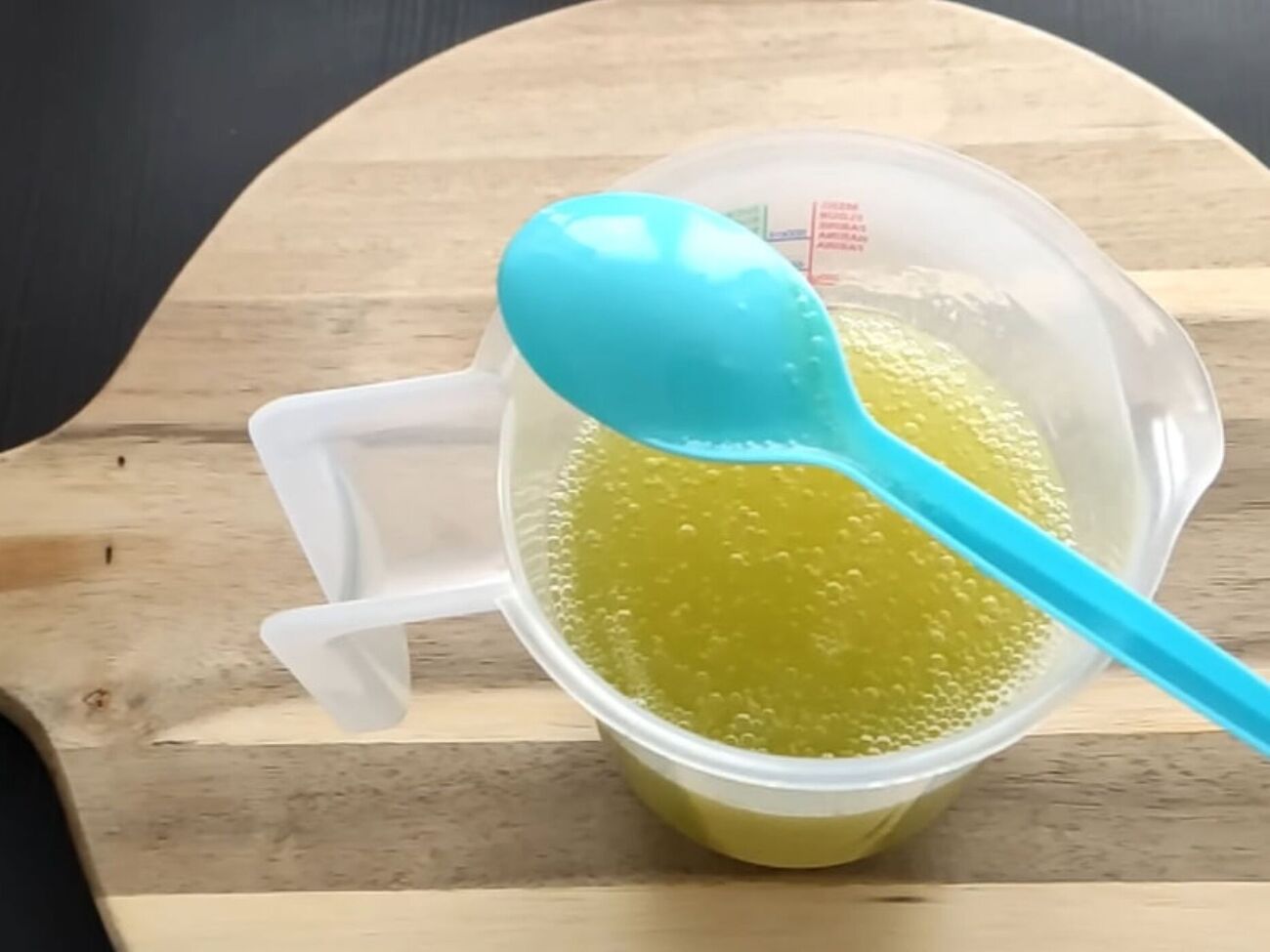 Після використання цього засобу вранці стінки унітаза потрібно почистити щіткою