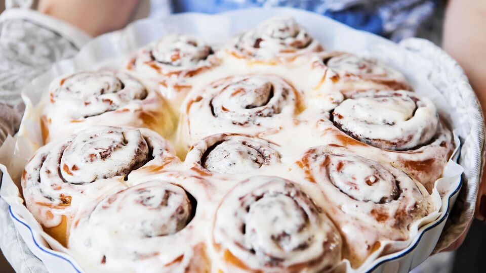 Синнабоны следует покрыть глазурью