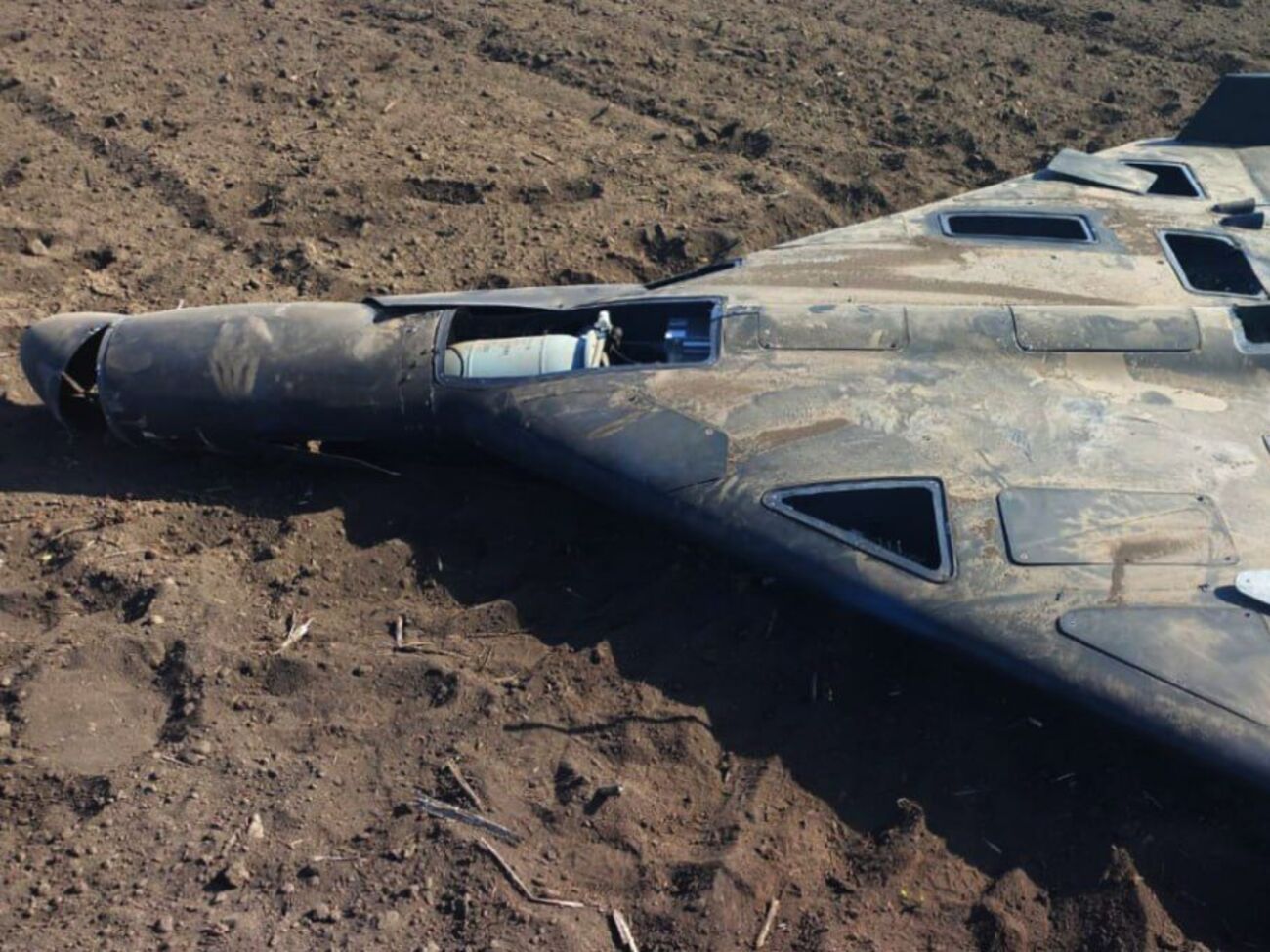 На место отправились военные группы, обнаружившие вероятные обломки дрона, отмечает минобороны Румынии.