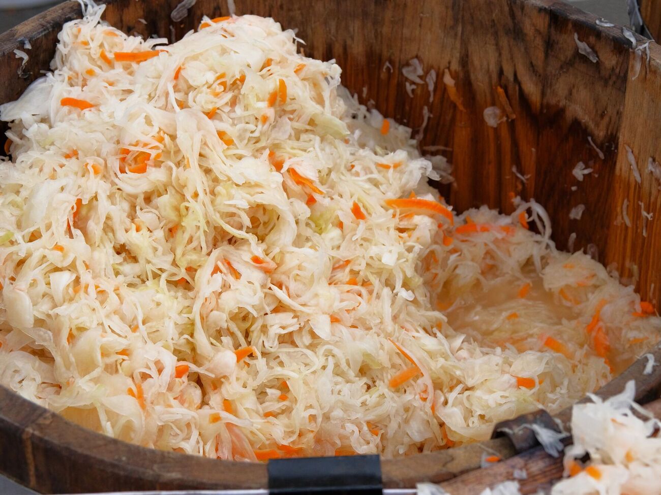 Пока капуста квасится, ее нужно прокалывать чем-то острым