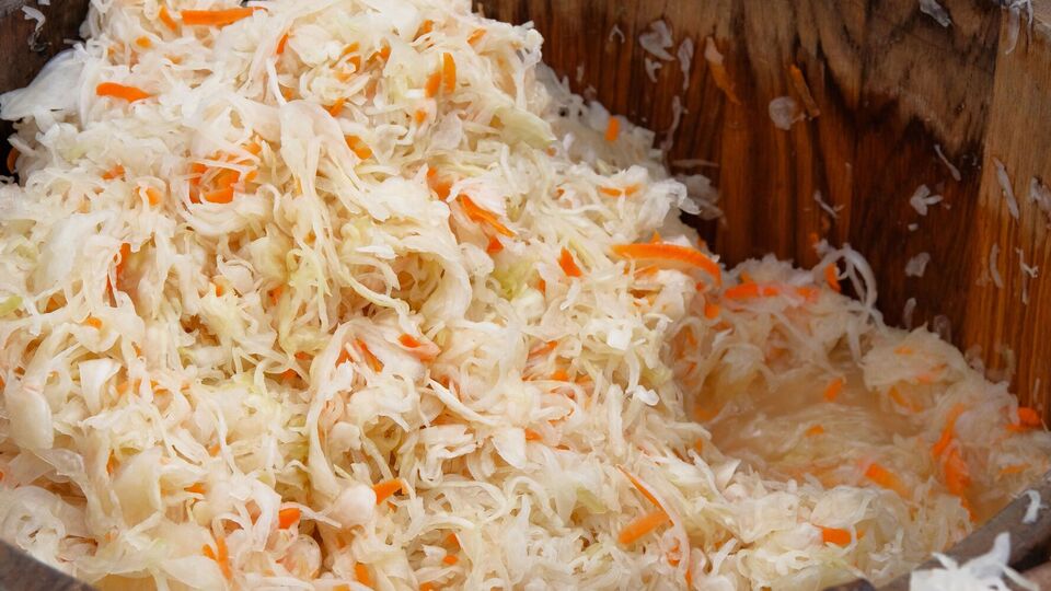 Пока капуста квасится, ее нужно прокалывать чем-то острым