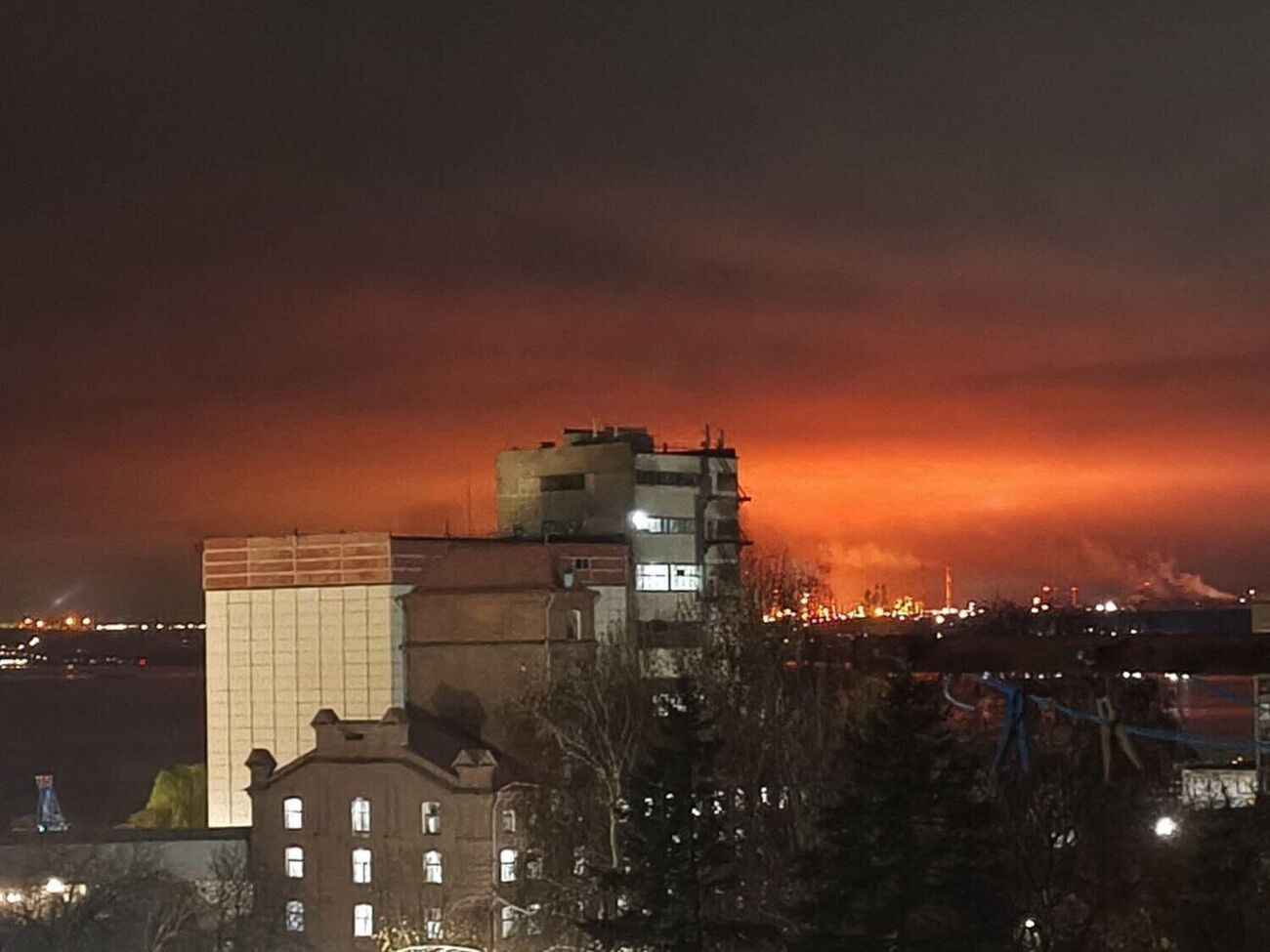 В Феодосии зафиксированы попадания в резервуары нефтебазы