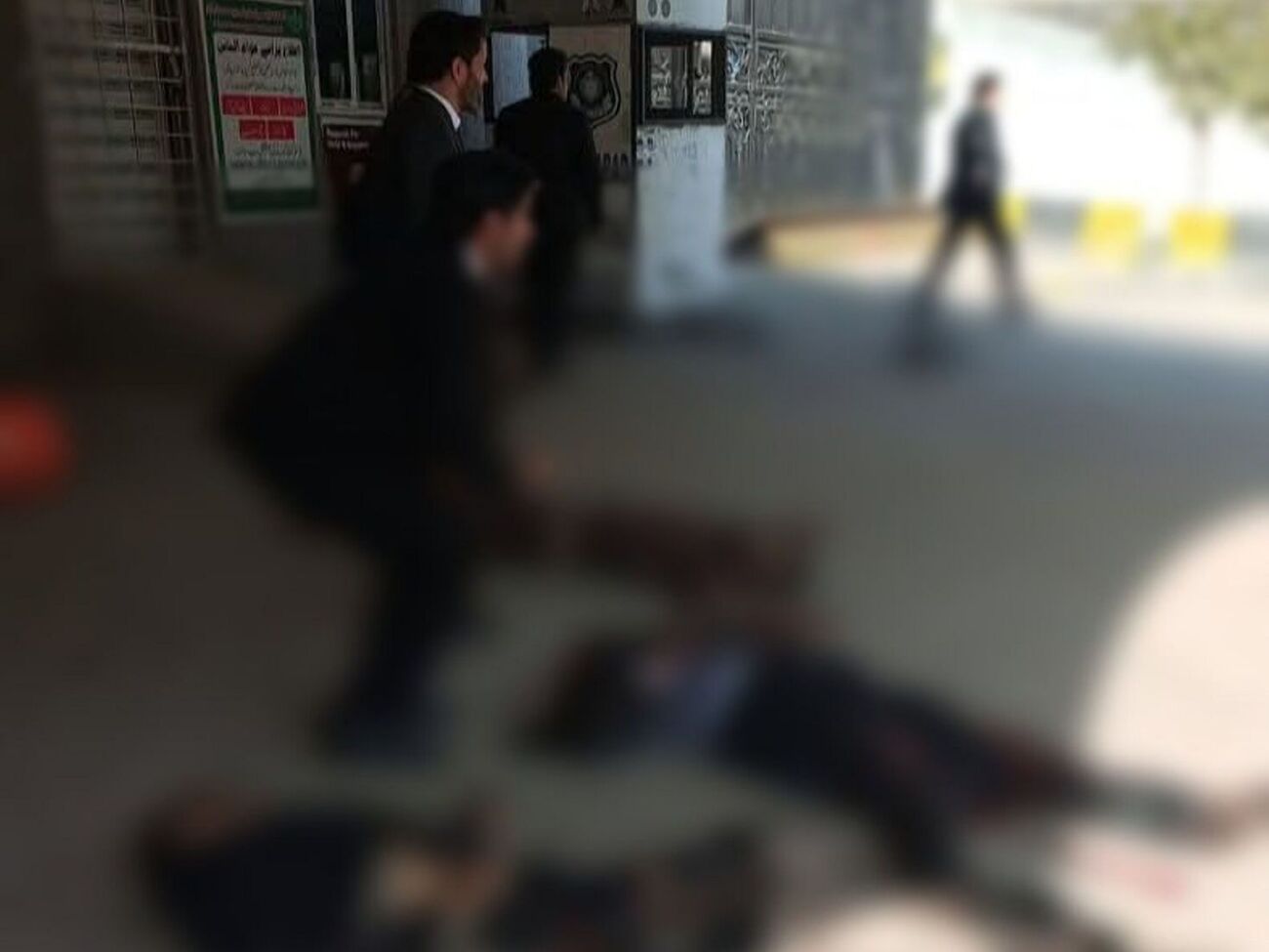 За словами свідків, вибух стався тоді, коли  біля суду зазвичай перебувають сотні відвідувачів, які приходять на слухання