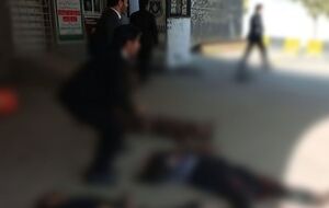 За словами свідків, вибух стався тоді, коли біля суду зазвичай перебувають сотні відвідувачів, які приходять на слухання