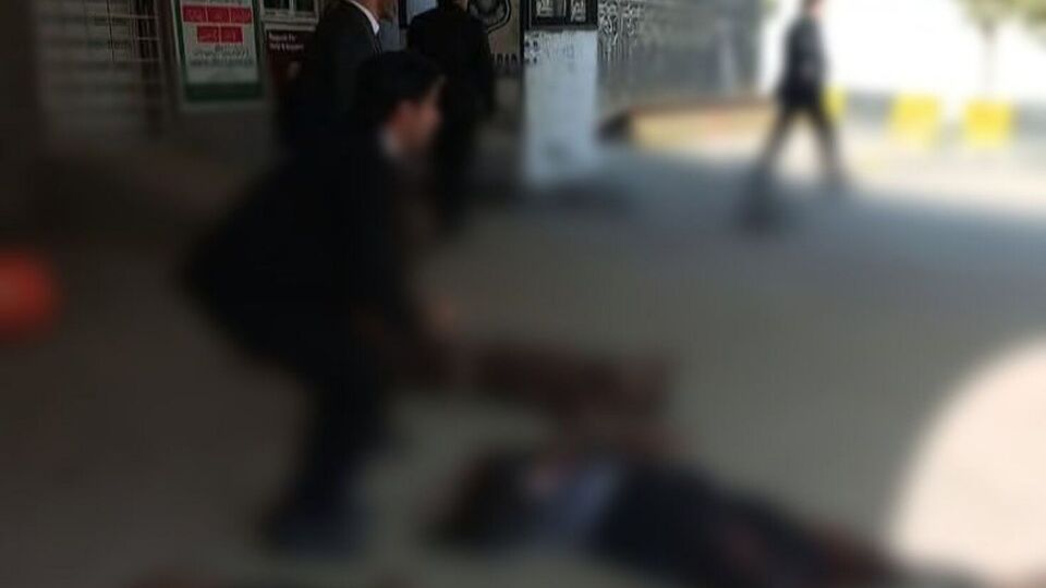 По словам свидетелей, взрыв произошел в то время, когда у суда обычно находятся сотни посетителей, которые приходят на слушание