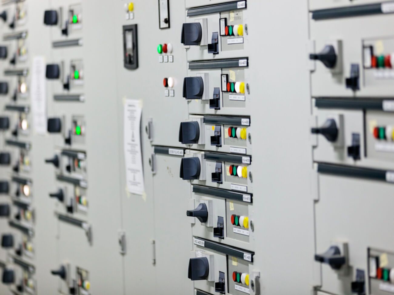 Еврокомиссия представила меры по снижению цен на электроэнергию, отмечается в материале GMK Center