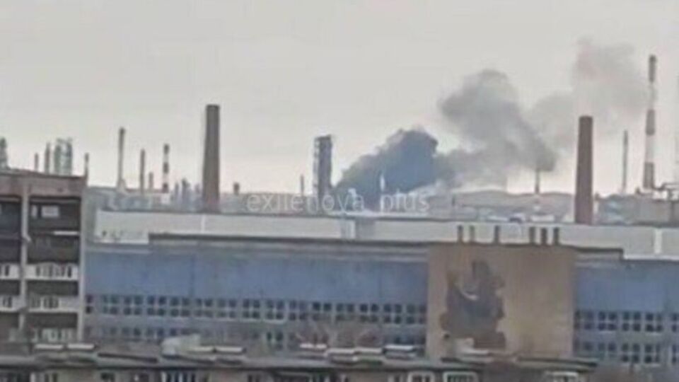 Завод в городе Орск выпускает бензины, дизельное топливо, авиационный керосин, масла и т.д., отметил Генштаб