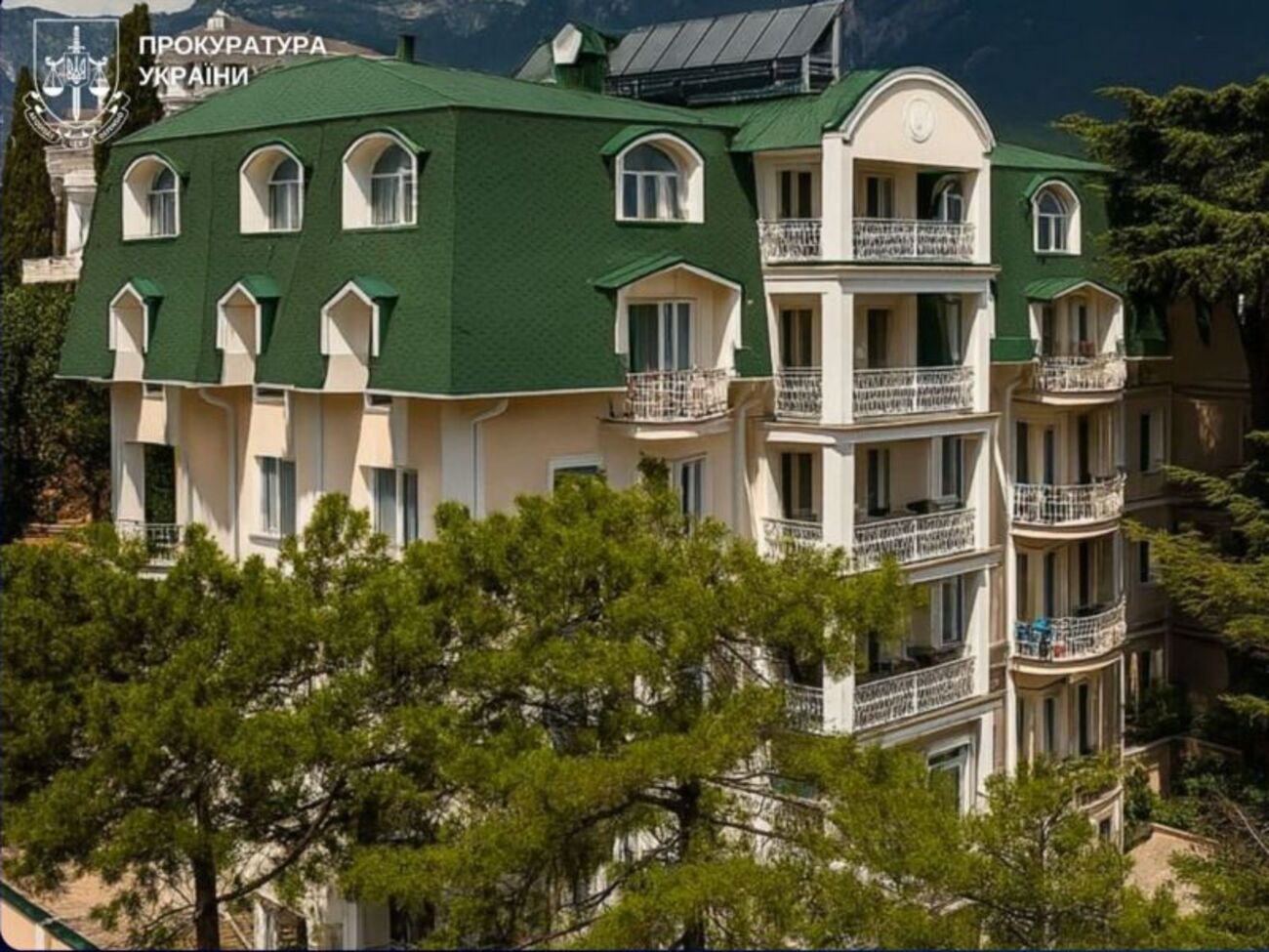 По данным следствия, мужчина после незаконной аннексии Крыма перерегистрировал предприятие по российскому законодательству, признав юрисдикцию РФ