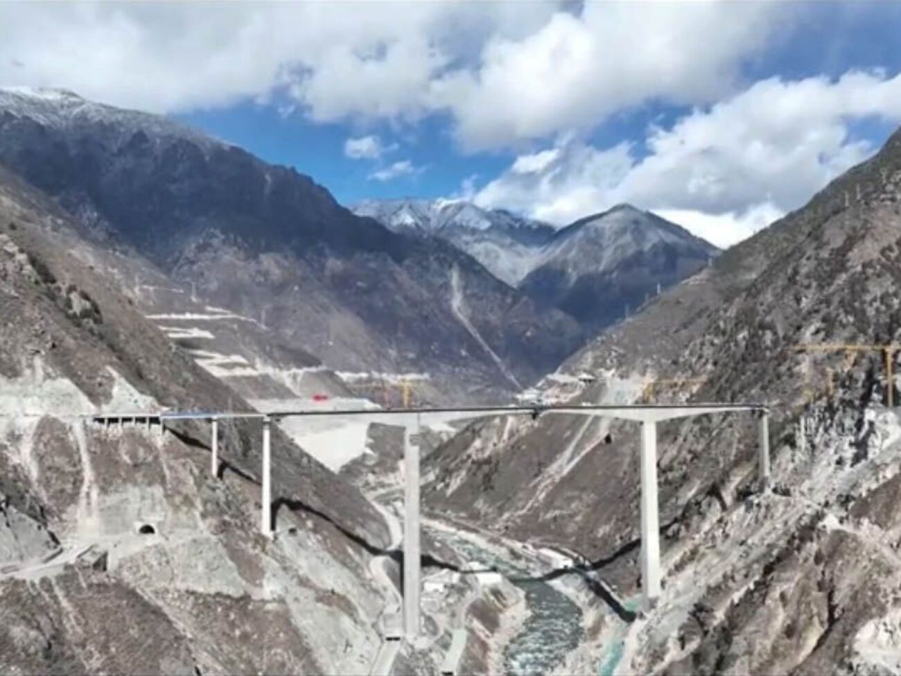 Мост был открыт в этом году, пишут медиа