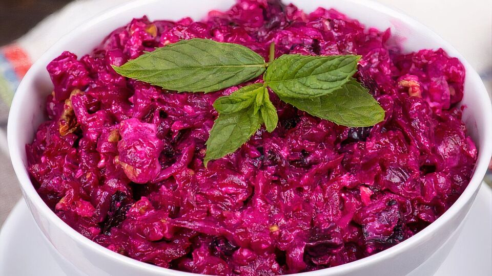 Для соуса понадобятся два отваренных яйца