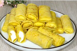 Викладіть на кожен млинець начинку і згорніть рулетиком