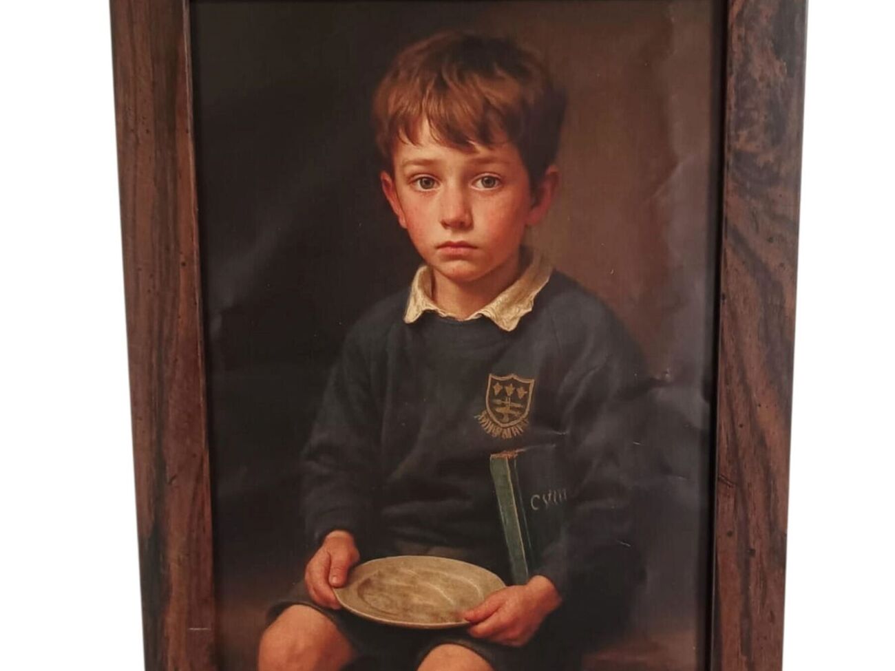 На картине изображен мальчик в школьной форме с пустой тарелкой в руках