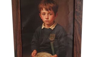На картине изображен мальчик в школьной форме с пустой тарелкой в руках