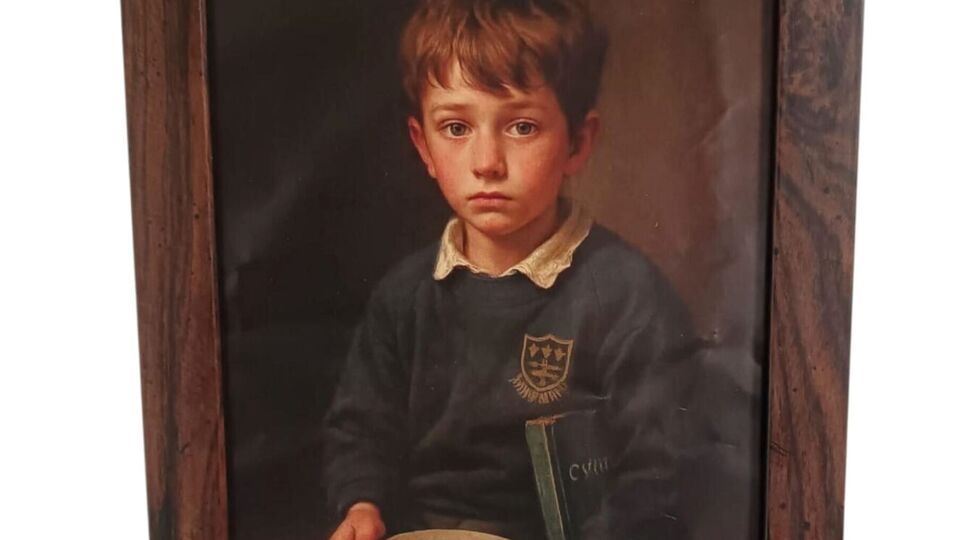 На картине изображен мальчик в школьной форме с пустой тарелкой в руках