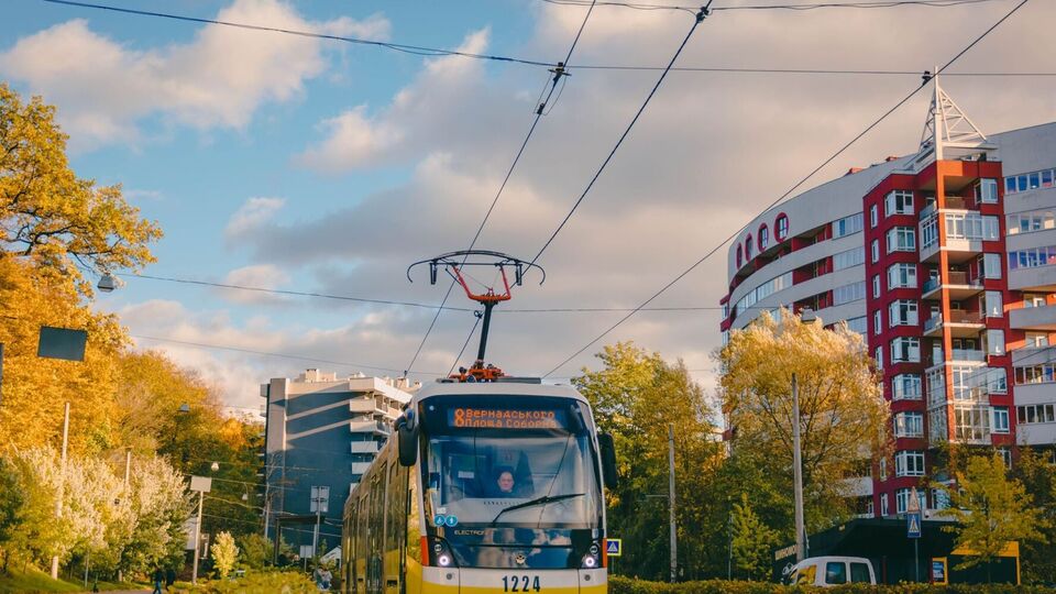 Пасажири кричали водію трамвая, щоб він не відчиняв дверей, але на зупинці вони самі відчинилися й нападники втекли